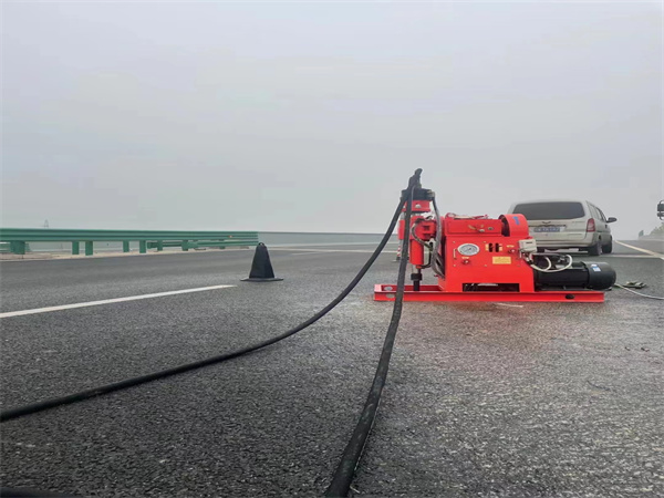 雷鸣镇马路路基路面开裂下沉注浆加固灌浆
